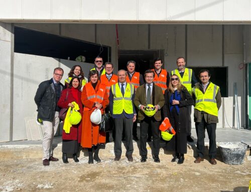El Colegio de Farmacéuticos de Sevilla visita las futuras instalaciones de Bidafarma en Camas